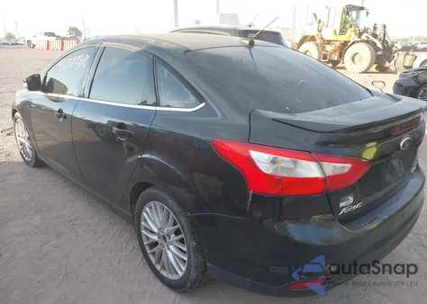 2014 Ford Focus Titanium z USA, uszkodzony, nr VIN 1FADP3J22EL263701